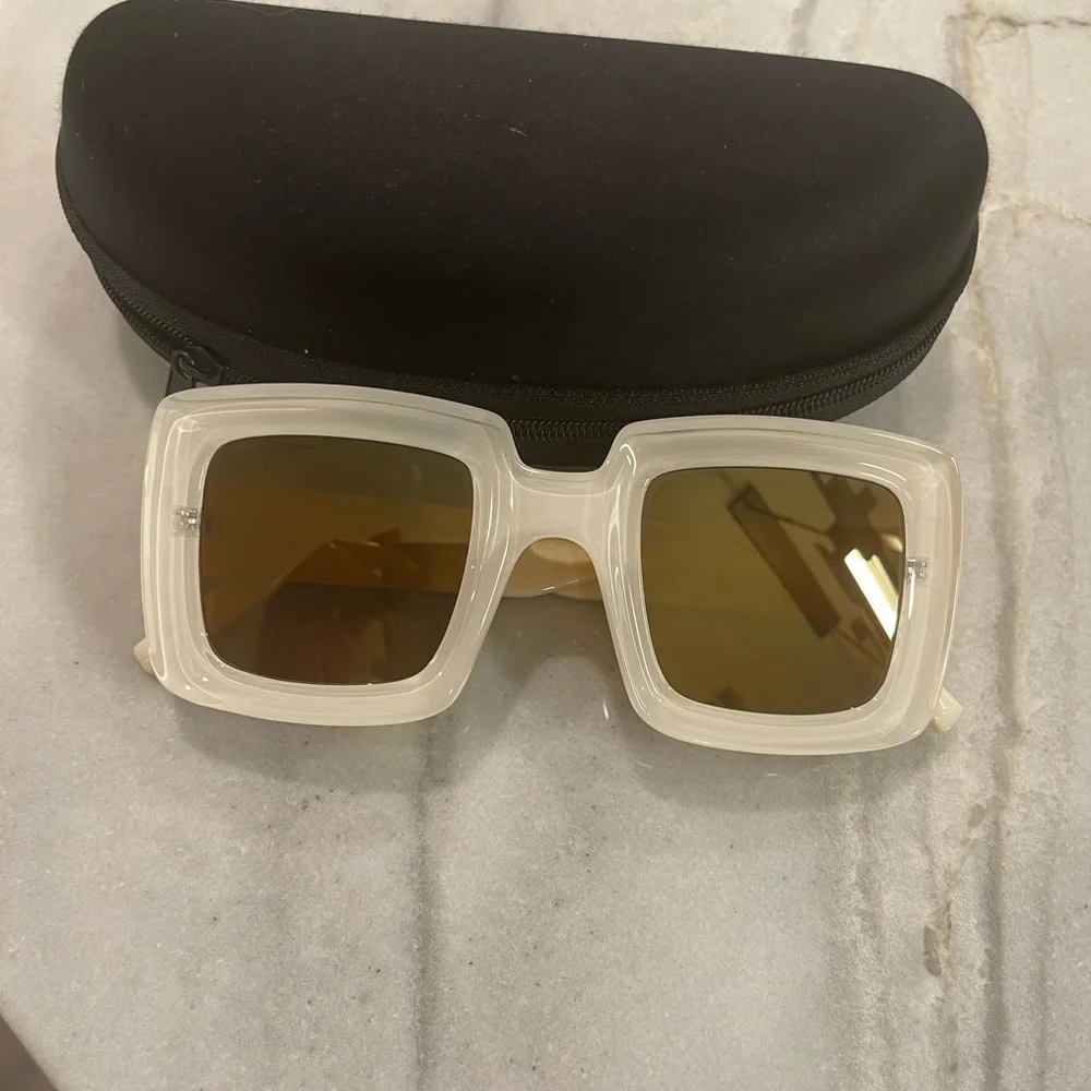 Clear Acrylic frame sunglasses New with case - Picture 3 of 4